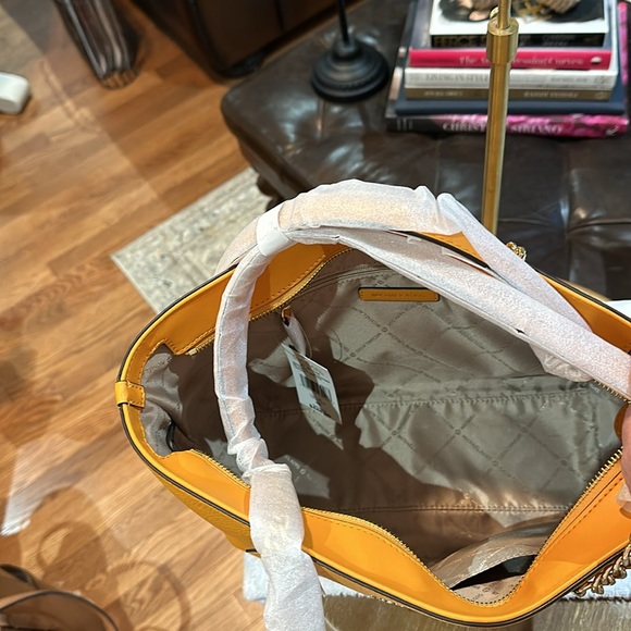 Authentic Michael Kors Jet Set Front Pocket Zip Chain Tote Handbag in Honeycomb - Picture 8 of 14